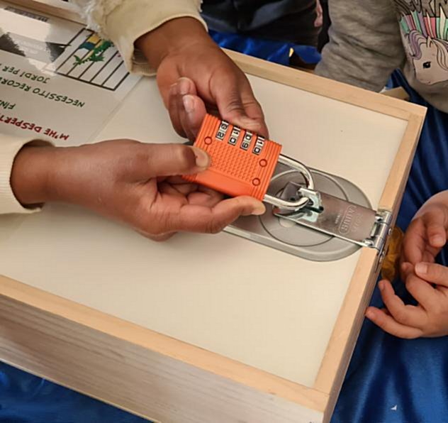 niño abriendo caja escape room o breakout educativo